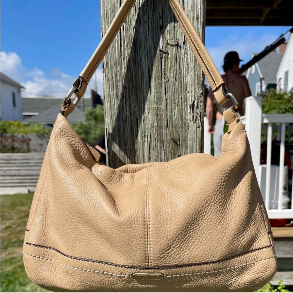 Coach y2k Hobo/Shoulder Bag. Pebbled Leather. Light Tan/Gold Hardware. F24035